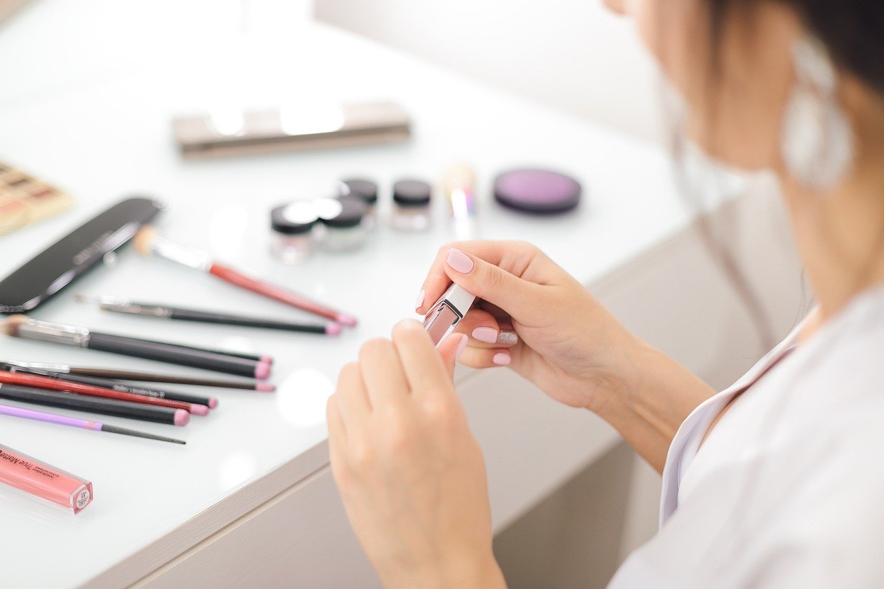 mujer probando productos de maquillaje