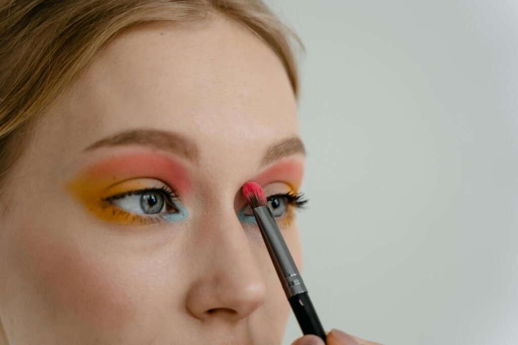 maquillaje de ojos a modelo