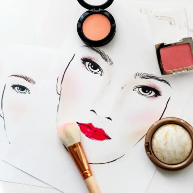 Brochas de maquillaje sobre tarjeta para practicar